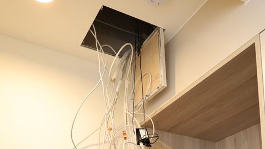 Dvě kila kokainu a extáze, ale i tisíce eur vypadly na technika při kontrole elektriky v pražském bytě